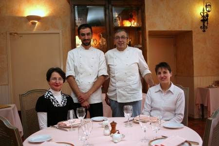 Jacqueline et Karine, en salle, Emmanuel et Jean-Claude en cuisine : un carré gagnant. Jacqueline et Karine, en salle, Emmanuel et Jean-Claude en cuisine : un carré gagnant.