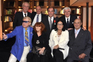 Au premier rang, Michou, Sonia Rykiel, Nana Mouskouri et Paul Bocuse, L’Auberge du Pont de Collonges à Collonges-au-Mont-d’Or (3 étoiles Michelin). 2ème rang : Heiner Finkbeiner, propriétaire de l’Hôtel-restaurant Traube Tonbach à Baiersbronn-Tonbach (3 étoiles Michelin), en Allemagne, Paul Haeberlin, l’Auberge de l’Ill à Illhausern (3 étoiles Michelin), Patrick Scicard et Antonio Santini, Dal Pescatore à Canneto sull’Oglio, en Italie (3 étoiles