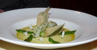 Flan d’asperges, fleur d’ail et tartare de Féra du Lac aux asperges signé Olivier Fontaine.