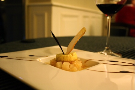 Mousse de pommes de terre à la vanille, poire en compote, chips croustillante et véritable vinaigre balsamique. Mousse de pommes de terre à la vanille, poire en compote, chips croustillante et véritable vinaigre balsamique.