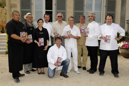 De gauche à droite : Akhara Chay, Jean-Jacques et Sandra Prévot, Pascal Ginoux, Paul Dubrule, Jacques Gantié, Christian Etienne, Xavier Mathieu, Eric Sapet.Au premier plan : Edouard Loubet. De gauche à droite : Akhara Chay, Jean-Jacques et Sandra Prévot, Pascal Ginoux, Paul Dubrule, Jacques Gantié, Christian Etienne, Xavier Mathieu, Eric Sapet.Au premier plan : Edouard Loubet.