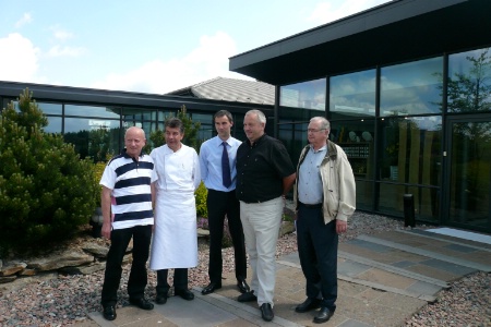 De gauche à droite : Jacky Morlon, coordinateur technique du concours, Régis Marcon, parrain de la 21e édition, Cédric Servain, maître d’hôtel responsable du concours service, Jean-Pierre Bujard et Bernard Taillefer, respectivement président et vice-président des Nérios. De gauche à droite : Jacky Morlon, coordinateur technique du concours, Régis Marcon, parrain de la 21e édition, Cédric Servain, maître d’hôtel responsable du concours service, Jean-Pierre Bujard et Bernard Taillefer, respectivement président et vice-président des Nérios.