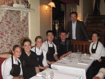 L'équipe des cuisines du restaurant Jean, avec notamment à droite de Jean Guidoni (debout, au centre) la patissière Alison Johnson, et à sa gauche, en chemise noire, Anthony Boucher. L'équipe des cuisines du restaurant Jean, avec notamment à droite de Jean Guidoni (debout, au centre) la patissière Alison Johnson, et à sa gauche, en chemise noire, Anthony Boucher.