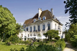 Prenant la suite d'un restaurant installé en centre-ville depuis 1999, La Gourmandine a pris ses quartiers dans cette belle demeure bourgeoise acquise par la famille Serreau en 2003. Le bâtiment vient de voir se clore sa première tranche de rénovation.