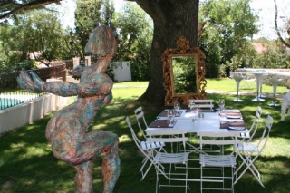 Dans le parc, le client est entouré d'oeuvres d'art.