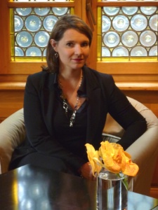 En reprenant ce vénérable établissement, Caroline Van Maenen a conservé la plupart des anciens employés et confié les rênes de la cuisine à Laurent Huguet, l'ancien second de cuisine du Corcodile à Strasbourg. En reprenant ce vénérable établissement, Caroline Van Maenen a conservé la plupart des anciens employés et confié les rênes de la cuisine à Laurent Huguet, l'ancien second de cuisine du Corcodile à Strasbourg.