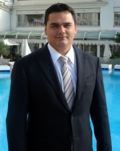 Cédric Cauvelier sera en charge des trois restaurants du palace. Cédric Cauvelier sera en charge des trois restaurants du palace.