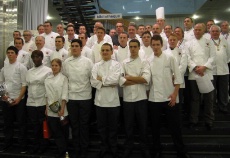 Les commis, candidats et membres du jury prennent la pose ensemble.
