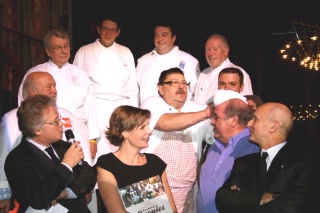 Gilles Pudlowski, Sandrine Hugonot et Maurice Rougemont, Gilbert Schluraff mettant le calot à Roland Barthel. Puis de G à D: Patrick Tanesy, Marc Wucher, Philippe Laruelle, Jean-Marie Visilit, Georges-Victor Schmitt et Franck Barthel.