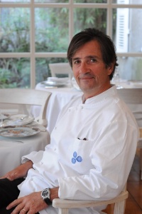 « On oublie que la mer est fragile. Or c’est la moitié du garde-manger des cuisiniers de France », dit Olivier Roellinger qui appelle ses confrères à protéger les produits de la mer en voie de disparition.