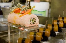 Le plat du vainqueur, sur le thème imposé du saumon avec sa farce de cuisse de grenouille et d’herbes aromatiques, lui a également permis de remporter le Prix du 1er plat.
