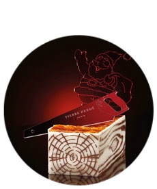 La bûche 2000 feuilles (Pâte feuilletée caramélisée, praliné feuilleté, crème mousseline au praliné).
