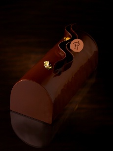 La bûche Chuao (Biscuit chocolat sans farine, ganache au chocolat pure origine « Chuao » au cassis et grains de cassis au sirop).