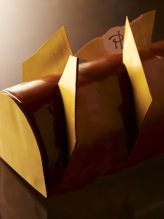 La bûche Infiniment Caramel (pâte sablée, caramel moelleux, biscuit imbibé au jus de caramel et citron, crème de mascarpone au caramel).
