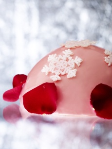 Flocon Ispahan (Macaron rose, crème aux pétales de rose, compote de framboises et letchis, framboises fraîches).