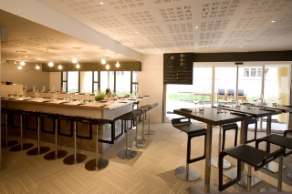 La salle de Koki, le kaiten et les tables d'hôtes.