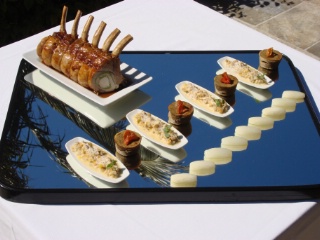 Carré de porc farci de langouste et fafa moelleux d'aubergine aux tomates confites, risotto de soja à la mangue, mousse de vanille, navets glacés (plat pour 4).