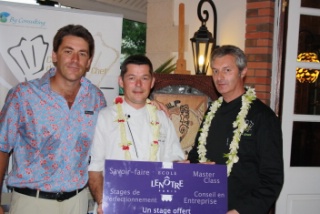 Yannick Lecoq, vainqueur de la catégorie chef, entouré de Philippe Girard ; président du concours (à droite) et de Yohann Berson, directeur de By Consulting, société organisatrice du concours.