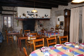 Jusqu'en 1983, la grand-mère de Monique Valette faisait la cuisine devant l'âtre de la cheminée. Jusqu'en 1983, la grand-mère de Monique Valette faisait la cuisine devant l'âtre de la cheminée.