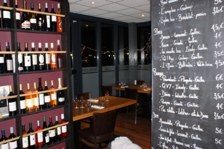 La décoration épurée de la salle fait la part belle aux vins nature. La décoration épurée de la salle fait la part belle aux vins nature.
