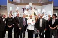 Le podium et les partenaires avec au centre, Joël Robuchon et Marie-Odile Fondeur, directrice du Sirest et du Sirha.