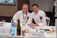 Joël Robuchon, président d'honneur du concours et Philippe Mille, le lauréat 2008, Bocuse de bronze 2009.