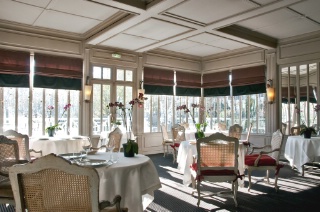 Avec ses grandes baies vitrées, la salle de la Grand'Vigne est largement ouverte sur l'extérieur.
