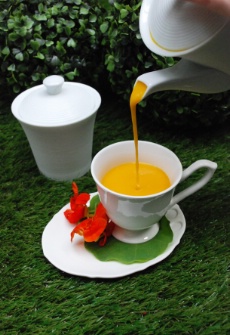 Tea time Curty’s : dans un service en porcelaine très british, un velouté de potimarron à la châtaigne et fleur de capucine.