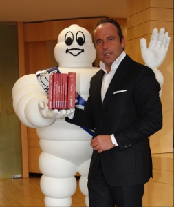 Jean-Luc Naret, directeur des guides Michelin, avec le Michelin France 2010 en deux versions (traditionnelle et sous forme de guides régionaux) et le guide des Bonnes petites tables. Jean-Luc Naret, directeur des guides Michelin, avec le Michelin France 2010 en deux versions (traditionnelle et sous forme de guides régionaux) et le guide des Bonnes petites tables.