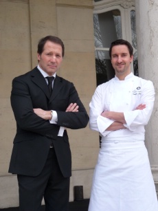 « Nous sommes l’ambassade du champagne. Ici, il doit couler à flots », dit Hervé Fort, nouveau directeur général, avec Philippe Mille, arrivé en cuisine le 31 décembre.