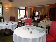 La salle de l'Auberge du Vieux Puits.