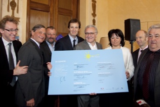 De gauche à droite : Laurent Plantier, directeur général Alain Ducasse Entreprise, Pierre-Henri Maccioni, préfet du Val-d’Oise, François Pupponi, député-maire de Sarcelles, Jérôme Chartier, député du Val-d’Oise, Alain Ducasse, Fatiha Benatsou, préfète du Val-d’Oise déléguée à l’égalité des chances, Patrick Dugard, délégué général de la Fondation Aéroports de Paris, Robert Benardeau, président de la chambre des métiers et du Val-d’Oise.