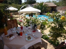 La table du petit-déjeuner, en terrasse.