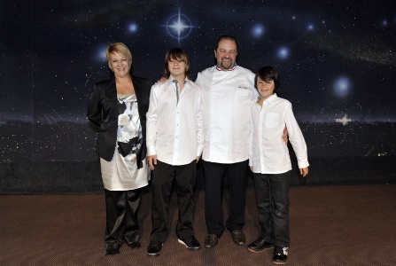 Marie-Christine et Gilles Goujon, et leurs deux fils : au déjeuner des étoilés pour célébrer les 3 étoiles Michelin obtenues en mars dernier. Marie-Christine et Gilles Goujon, et leurs deux fils : au déjeuner des étoilés pour célébrer les 3 étoiles Michelin obtenues en mars dernier.