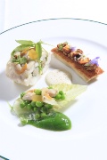 Le plat d'Arnaud Faye : une Sole farcie aux petits pois et girolles à la cazette, accompagnée de ravioles croustillantes de girolles, fricassée de petits pois et coques.