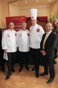Guy Michel Venuto, responsable culinaire Lactalis, Eric Frechon, chef des cuisines du Bristol, Arnaud Faye, le lauréat, Patrick Petard, directeur général de Lactalis CHF.