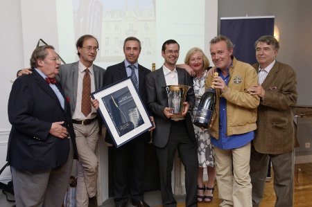 Le vainqueur Mickaël Feval entouré de Laurent Reinteau, directeur de la Maison Jacquart, d’Alain Passard et de quelques membres du jury.
