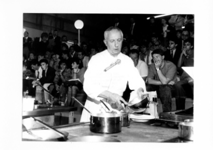 Lucien Vanel, lors d'une démonstration de cuisine. Lucien Vanel, lors d'une démonstration de cuisine.