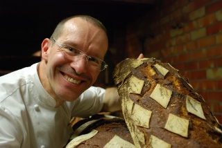 Michel Izard, boulanger au cœur du pays des Abers, fabrique des pains dans la plus pure tradition.