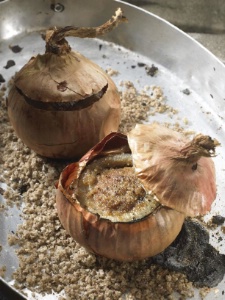 Oignons rosés de Roscoff à la coque peau, farcis de queue de boeuf. Oignons rosés de Roscoff à la coque peau, farcis de queue de boeuf.