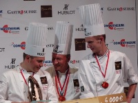 Le Bocuse de bronze Jérôme Jaeglé, restaurant Têtedoie à Lyon, en compagnie d’Éric Frechon, membre du jury et de Yannick Gallet, son commis lors de la compétition.