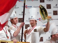 Le Bocuse d’or Europe 2010 : Rasmus Kofoed, chef propriétaire du restaurant Geranium à Copenhague, avec son commis et le juré danois.