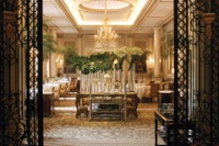 Le Cinq, le restaurant gastronomique du George V, détient 2 étoiles Michelin.
