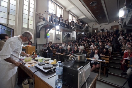 Gérard Cagna devant les étudiants très attentifs. Gérard Cagna devant les étudiants très attentifs.