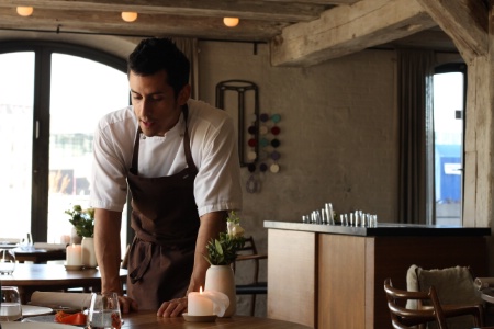 Au noma, le service en salle effectué par un cuisinier. Au noma, le service en salle effectué par un cuisinier.