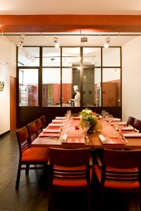 À La Salle à manger, espace vitré en arrière-cour, Jean-Luc Rabanel propose “une définition de cuisine doublement étoilée, à l’intérieur des cuisines pour un tout petit prix”.