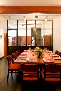 À La Salle à manger, espace vitré en arrière-cour, Jean-Luc Rabanel propose “une définition de cuisine doublement étoilée, à l’intérieur des cuisines pour un tout petit prix”. À La Salle à manger, espace vitré en arrière-cour, Jean-Luc Rabanel propose “une définition de cuisine doublement étoilée, à l’intérieur des cuisines pour un tout petit prix”.
