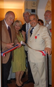 Michel Bourdin recevant les insignes de Chevalier de la légion d'honneur par Pierre Troigros. Michel Bourdin recevant les insignes de Chevalier de la légion d'honneur par Pierre Troigros.