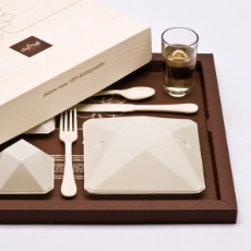Un premier plateau biodégradable, hormis le verre, seulement 100% recyclable, sera lancé à la rentrée.