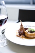Caneton mi-sauvage, le suprême rôti et la cuisse confite, pêche plate.